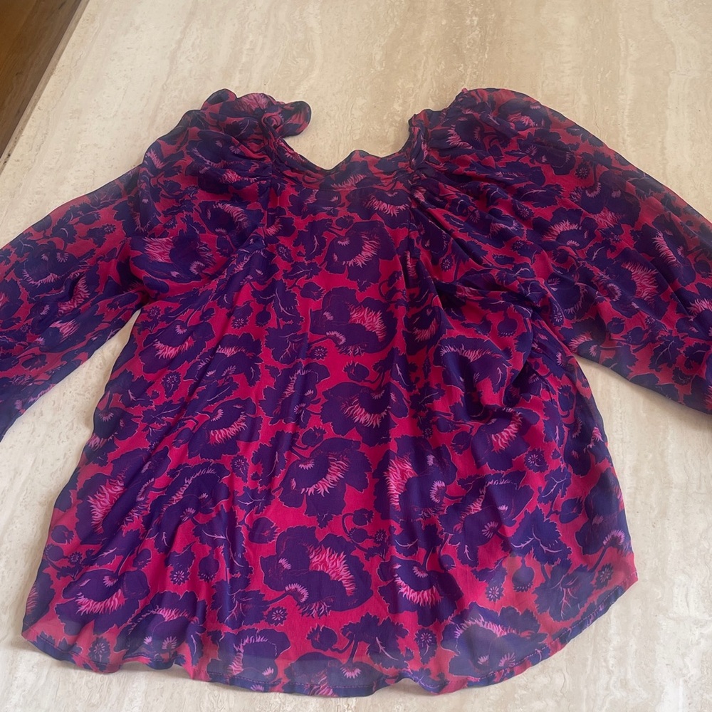 Maeve by Anthropologie
Beautiful blouse
Vibrant colors
Open back